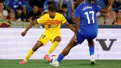 Barcelona's Spanish forward #27 Lamine Yamal vies with Getafe's Honduran forward #17 Anthony Lozano during the Spanish Liga football match between Getafe CF and FC Barcelona at the Col. Alfonso Perez stadium in Getafe on August 13, 2023. (Photo by JAVIER SORIANO / AFP)