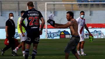 Futbol, Universidad de Chile vs Curico Unido.
Fecha 29, campeonato Nacional 2021.
Un hincha de Universidad de Chile invade la cancha tras el partido de primera division contra Curico Unido disputado en el estadio El Teniente de Rancagua, Chile.
30/10/2021
Andres Pina/Photosport
Football, Universidad de Chile vs Curico Unido.
29th date, 2021 National Championship.
An Universidad de Chile's fan invades the field after the first division match against Curico Unido held at the El Teniente stadium in Rancagua, Chile.
30/10/2021
Andres Pina/Photosport