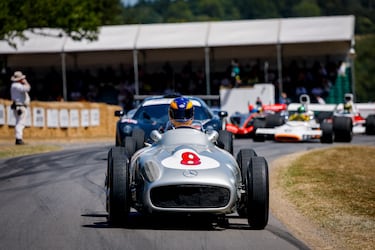 El Mercedes-Benz W196 es un automóvil de carreras que participó en las temporadas de Fórmula 1 de 1954 y 1955. Fue conducido por pilotos como Juan Manuel Fangio y Stirling Moss, logrando nueve victorias en doce carreras. Ganando los títulos de campeones del mundo ambos años.