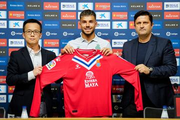 Álvaro, en su presentación, junto a Mao Ye y Domingo Catoira.
