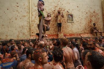 BUNOL, SPAIN - AUGUST 30:  Revellers enjoy the atmosphere in tomato pulp while participating the annual Tomatina festival on August 30, 2017 in Bunol, Spain. An estimated 22,000 people threw 150 tons of ripe tomatoes in the world's biggest tomato fight held annually in this Spanish Mediterranean town.  (Photo by Pablo Blazquez Dominguez/Getty Images)