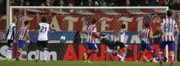 2-0. Raúl García anota el segundo tanto.