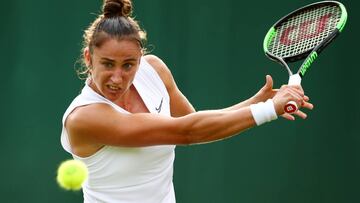 Sara Sorribes devuelve una bola durante un partido.