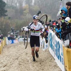 Van Aert, obligado a tener un cronómetro por su lentitud
