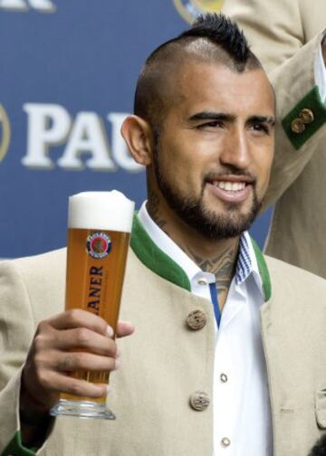 Arturo Vidal, durante una sesión de fotos en un acto promocional del Bayern Munich.