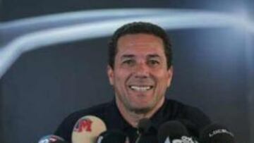 <b>HAY QUE MEJORAR.</B> El entrenador brasileño señaló que hay que materializar las ocasiones y evitar cambios de actitud como los que hubo en la segunda parte.