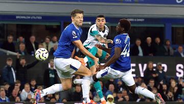 Soccer Football - Premier League - Everton v Newcastle United - Goodison Park, Liverpool, Britain - October 5, 2024 Newcastle United's Miguel Almiron shoots at goal REUTERS/Phil Noble EDITORIAL USE ONLY. NO USE WITH UNAUTHORIZED AUDIO, VIDEO, DATA, FIXTURE LISTS, CLUB/LEAGUE LOGOS OR 'LIVE' SERVICES. ONLINE IN-MATCH USE LIMITED TO 120 IMAGES, NO VIDEO EMULATION. NO USE IN BETTING, GAMES OR SINGLE CLUB/LEAGUE/PLAYER PUBLICATIONS. PLEASE CONTACT YOUR ACCOUNT REPRESENTATIVE FOR FURTHER DETAILS..