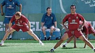 <b>CONTRASTE.</b> Javier Clemente se pone a la sombra mientras hace sudar a la plantilla grana.