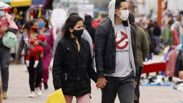 Una pareja camina por uno de los mercadillos urbanos de Lima, la capital peruana.
MARIANA BAZO / ZUMA PRESS / CONT
02/09/2020