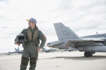 El piloto de Suzuki Maverick Viñales  ha pilotado el avión de combate F-18 de la Base Aérea de Zaragoza, con el que ha pasado del asfalto del circuito de MotorLand, donde competirá el próximo domingo en MotoGP, al cielo de Aragón. Viñales, cuyo nombre, Maverick, se debe al fervor que sentía su padre, Ángel, por el protagonista de la película "Top Gun" que protagonizaba Tom Cruise, y en el que interpretaba el papel de un piloto de combate, ha logrado hoy hacer realidad otra de sus pasiones al subirse a un caza del ejército español.