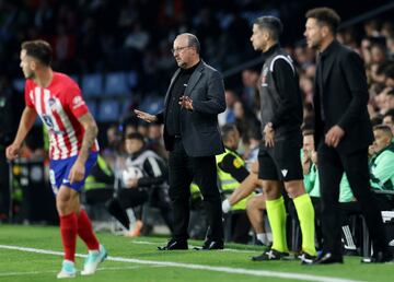 Rafa Benítez da instrucciones a su equipo.