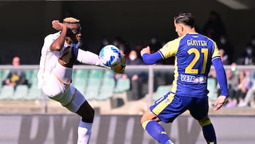 Soccer Football - Serie A - Hellas Verona v Napoli - Stadio Marc'Antonio Bentegodi, Verona, Italy - March 13, 2022 Napoli's Victor Osimhen in action with Hellas Verona's Koray Gunter REUTERS/Alberto Lingria