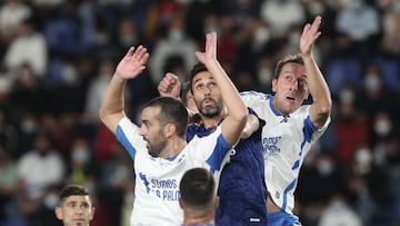 Momento del partido ben&eacute;fico por el volc&aacute;n de La Palma entre las leyendas del Real Madrid y Tenerife.