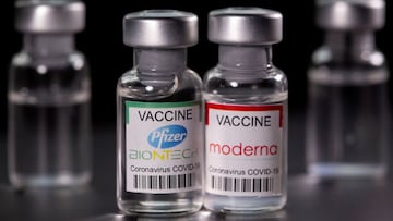 Frascos con etiquetas de la vacuna Pfizer-BioNTech y la vacuna contra la enfermedad del coronavirus de Moderna (COVID-19) se ven en esta imagen de ilustraci&oacute;n tomada el 19 de marzo de 2021. 