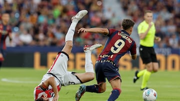 VALENCIA, 19/10/2025.- El delantero del Levante Iván Romero pelea un balón ante el centrocampista del Rayo Vallecano Óscar Valentín (i) este domingo, durante el partido de la jornada 9 de LaLiga EA Sports, entre el Levante UD y el Rayo Vallecano, en el Estadio Ciudad de Valencia. EFE/ Kai Forsterling