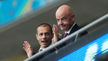Aleksander Ceferin, presidente de la UEFA, y Gianni Infantino, presidente de la FIFA, saludan en el palco de Wembley.