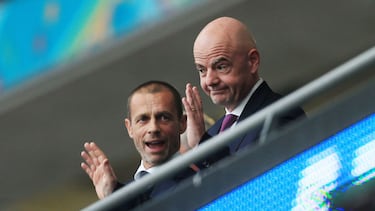 Aleksander Ceferin, presidente de la UEFA, y Gianni Infantino, presidente de la FIFA, saludan en el palco de Wembley.