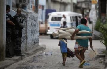 Brasil desplegará tropas federales en Río de Janeiro para ayudar a sofocar una oleada de crímenes violentos tras los ataques de narcotraficantes contra los puestos policiales en tres barrios marginales en el lado norte de la ciudad. A menos de tres meses del Mundial en el que Río acogerá a decenas de miles de aficionados al fútbol. Los ataques han lanzado nuevas dudas sobre los esfuerzos del gobierno para expulsar a las pandillas de los barrios pobres.