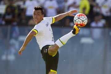 Esteban Paredes cumple 37 años de edad. En su carrera profesional ha jugado en Santiago Morning, Puerto Montt, Pachuca Junior de México, Cobreloa, Colo Colo, Atlante y Querétaro de Mexico. En la selección chilena participa regularmente desde 2006.