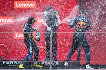 Los pilotos de Red Bull Racing se duchan en champán entre ellos.