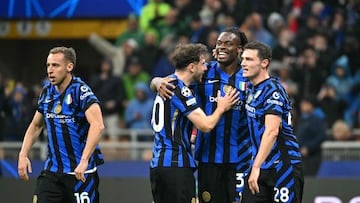 Inter Milan's French defender #28 Benjamin Pavard (R) celebrates with teammates Inter Milan's Brazilian defender #30 Carlos Augusto, Inter Milan's German defender #31 Yann Bisseck, and Inter Milan's Italian midfielder #16 Davide Frattesi at the end of the UEFA Champions League quarter final second leg football match between Inter Milan and Bayern Munich at the San Siro stadium in Milan on April 16, 2025. (Photo by Alberto PIZZOLI / AFP)