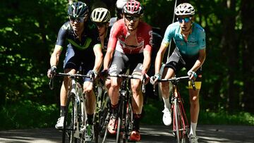 Rafael Valls, con el maillot del Lotto-Soudal, rueda junto a Alejandro Valverde y Fabio Aru en el Criterium del Dauphiné 2017.