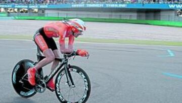 <b>GRANDES CICLISTAS Y GRAN ESCENARIO. </b>Samuel Sánchez, en pleno esfuerzo sobre el circuito de Assen, que registró una magnífica entrada.