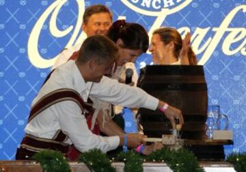 Los deportistas Ruth Beitia y Marcus Walz, oros olímpicos en Río 2016,  durante la inauguración hoy de la Paulaner Oktoberfest que vuelve por tercer año a Madrid, en el Barclaycard Center. 