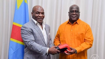 El boxeador Mike Tyson posa junto al presidente de la República Democrática del Congo Félix Tshisekedi durante las celebraciones del 50 aniversario del Ali-Foreman.