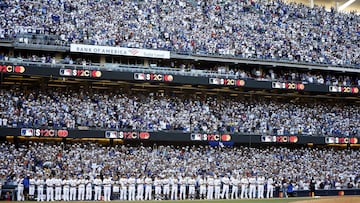 LOS ANGELES, CALIFORNIA - JULY 19: Members of the National League hold up signs during the "Stand Up To Cancer" moment during the 92nd MLB All-Star Game presented by Mastercard at Dodger Stadium on July 19, 2022 in Los Angeles, California.   Ronald Martinez/Getty Images/AFP
== FOR NEWSPAPERS, INTERNET, TELCOS & TELEVISION USE ONLY ==