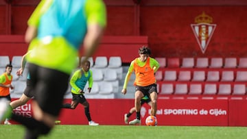 03-05-25. CÉSAR GELABERT, EN UN ENTRENAMIENTO DEL SPORTING EN MAREO.