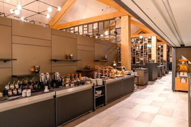 Tiene cinco restaurantes: el elegante restaurante ÖSCH NOIR, el ESSZIMMER (platos internacionales con influencias locales), el RISTORANTE & PIZZERIA HEXENWEIHER (cocina italiana) y el ÖVENTHÜTTE (especialidades alpinas). Y el restaurante pop-up TANÖSHI (cocina japonesa).