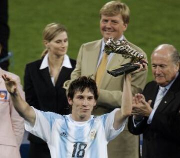 Messi con la Bota de Oro de la Copa Mundial de Fútbol Juvenil de la FIFA Países Bajos 2005. También ganaría el Balón de Oro como mejor jugador de la competición.