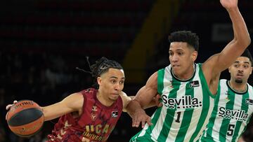 SEVILLA, 04/02/2023.- El ala-pívot del Real Betis Tyson Pérez (d) defiende el avance de Travis Trice, del UCAM Murcia, durante el partido de la Liga Endesa disputado este sábado en el pabellón de San Pablo, en Sevilla. EFE/ Raúl Caro.
