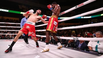 Jose Ramirez golpea a Maurice Hooker durante su combate en Arlington.