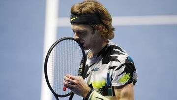 Andrey Rublev reacciona durante su partido ante Borna Coric en la final del Torneo de San Petersburgo.