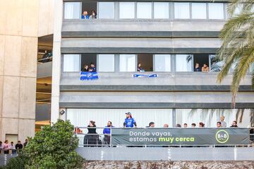 Aficionados del Xerez DFC viendo el derbi jerezano en un hotel de los aledaños del Municipal de Chapín.