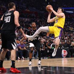 Los Lakers dan otro paso atrás perdiendo el derbi más crucial