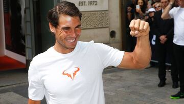 Rafa Nadal posa durante un acto promocional en la Nike Store de los Campos El&iacute;seos tras proclamarse ganador de Roland Garros por d&eacute;cima vez.