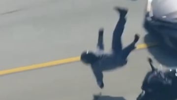 Un conductor embiste a un motorista armado que huía de la policía: la secuencia es de película