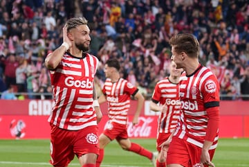 GIRONA, 25/04/2023.- El delantero argentino del Girona FC Taty Castellanos celebra tras anotar el 3-0 durante el encuentro correspondiente a la jornada 31 de LaLiga Santander disputado entre el Girona FC y el Real Madrid en el estadio Montilivi de Girona, este martes. EFE/ David Borrat
