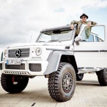 Hamilton posa con el Mercedes-AMG G 63 6x6 de 451.010 euros.