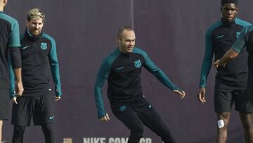 Iniesta será titular hoy después de reaparecer el pasado sábado ante el Madrid. Con él en el campo las cosas cambiaron mucho y se vio al mejor Barça en tiempo. Ayer sonrió en la sesión y fue la mejor noticia para el Barça.