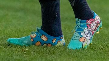 Detalle de las divertidas botas de fútbol del jugador de Albania Jasir Asani durante el partido ante España.