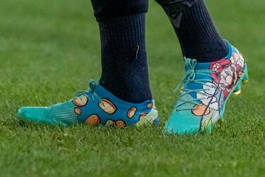 Detalle de las divertidas botas de fútbol del jugador de Albania Jasir Asani durante el partido ante España. 