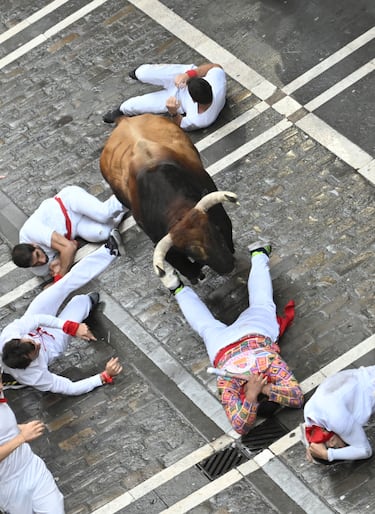Participantes corren delante de los toros durante el primer encierro de los Sanfermines en Pamplona.