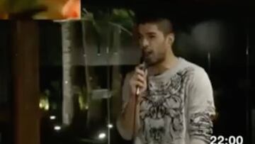 Suárez lo da todo cantando 'La Mano de Dios' a Maradona