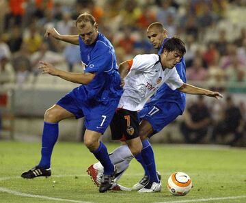 Debuta con el Valencia en Mestalla en partido oficial ante el KAA Gante en la Copa Intertoto el 23 de julio de 2005, marcando uno de los goles de la victoria (2-0).