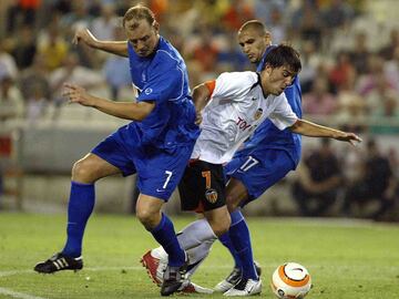 Debuta con el Valencia en Mestalla en partido oficial ante el KAA Gante en la Copa Intertoto el 23 de julio de 2005, marcando uno de los goles de la victoria (2-0).