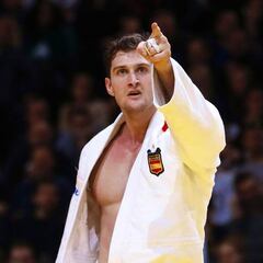 Niko Shera pierde el oro con polémica en Abu Dabi